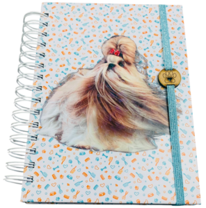 Agenda de banho e tosa Shih Tzu na capa com elastico azul e tag de madeira com uma patinha vazada no meio